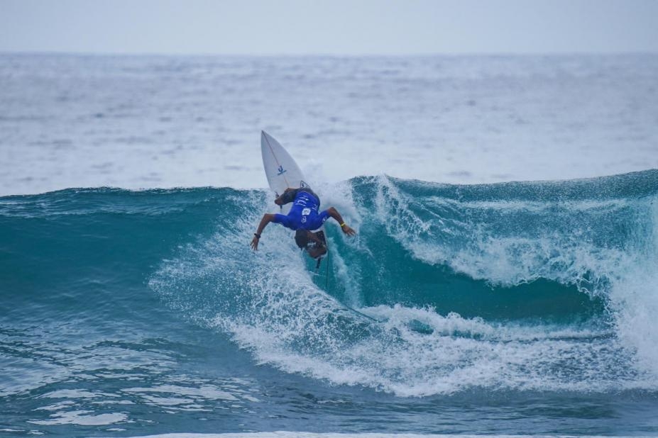 Dois surfistas de Santos sobem ao pódio em competição no Equador | Jornal da Orla
