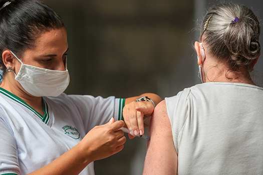 Vacina contra a covid-19 está disponível para pessoas acima de 43 anos em PG