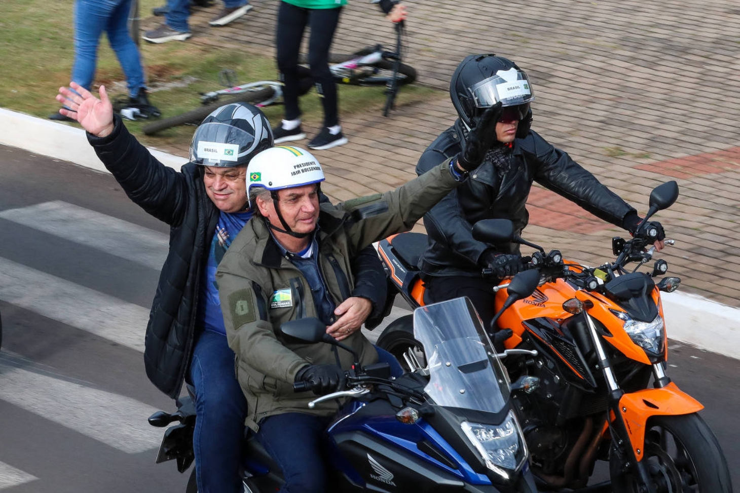 Bolsonaro participa de motociata em Chapecó