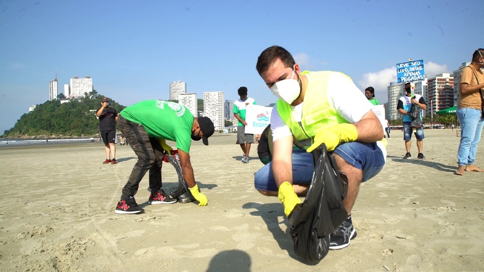 Mutirão recolhe 84 quilos de micro lixo da praia do Itararé em São Vicente | Jornal da Orla