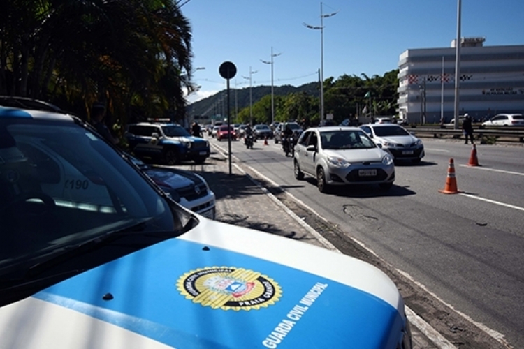 PG realiza barreiras de orientação na entrada da cidade durante o feriado
