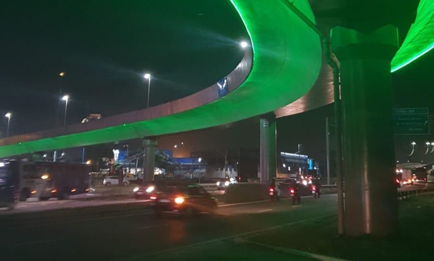 Viaduto da Nova Entrada de Santos iluminado em homenagem à Itália