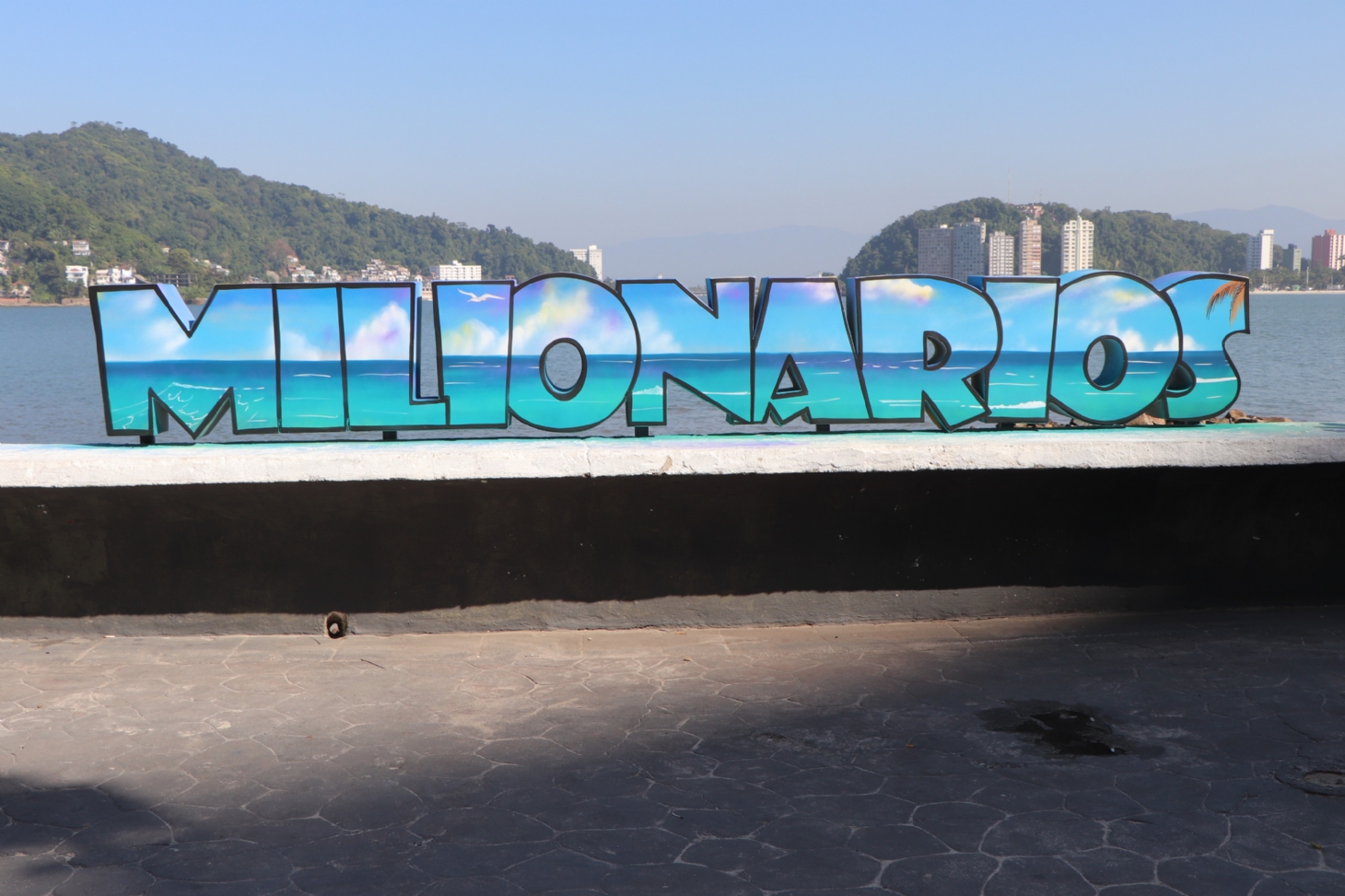 Praia dos Milionários, em São Vicente, ganha grafite