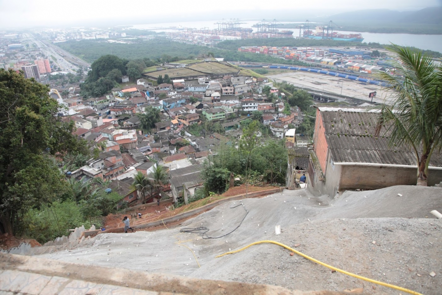Obras para evitar deslizamentos em dois morros de Santos estão quase concluídas