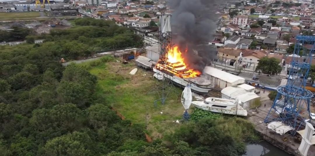 Embarcação em estaleiro pega fogo em Guarujá