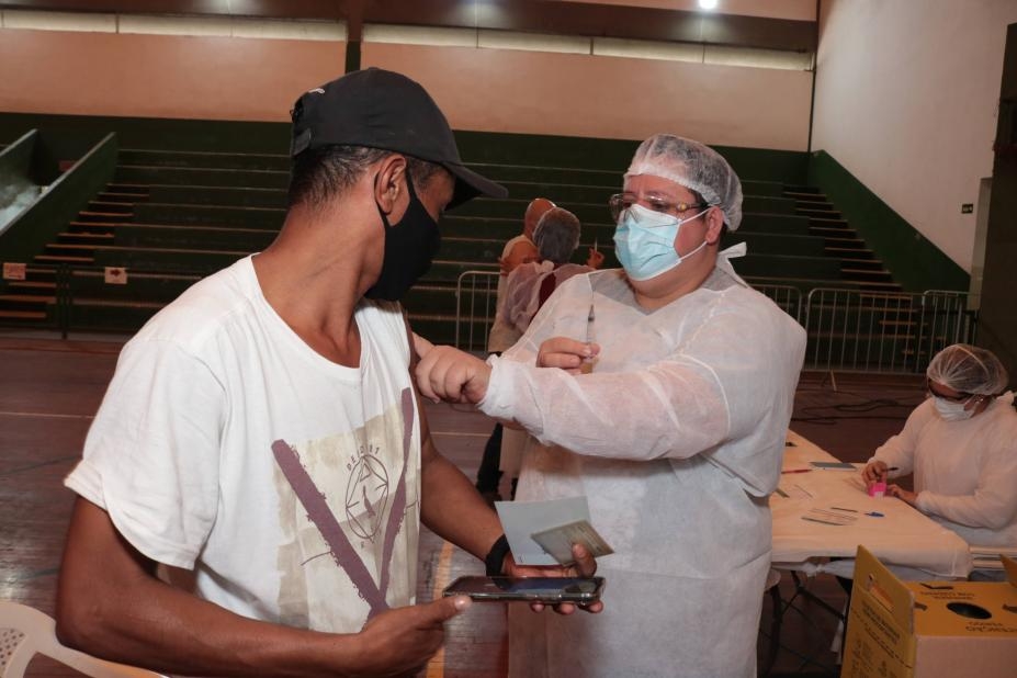 Santos terá postos de vacinação específicos para primeira e segunda doses contra a covid-19 nesta segunda | Jornal da Orla