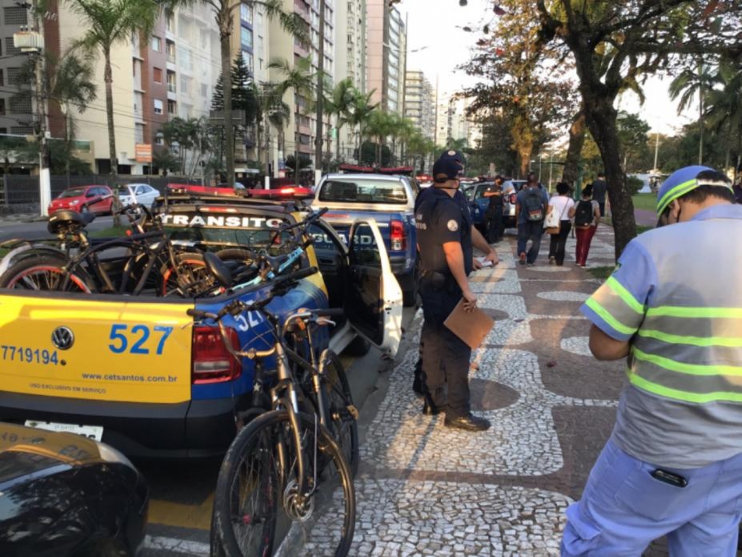 Operação apreende 16 bicicletas na orla da praia de Santos