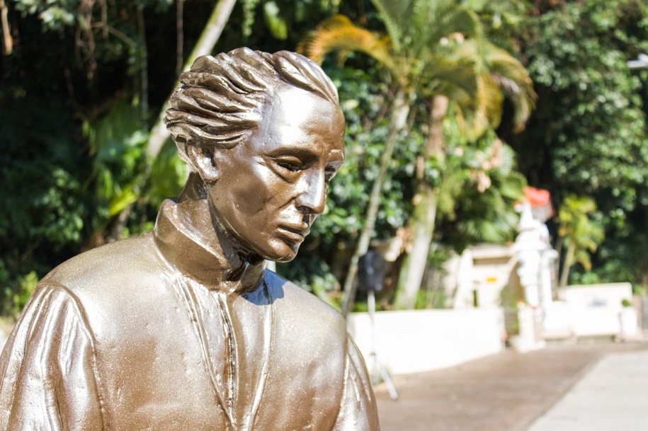 Estátua de José de Anchieta está de volta à Biquinha de São Vicente | Jornal da Orla