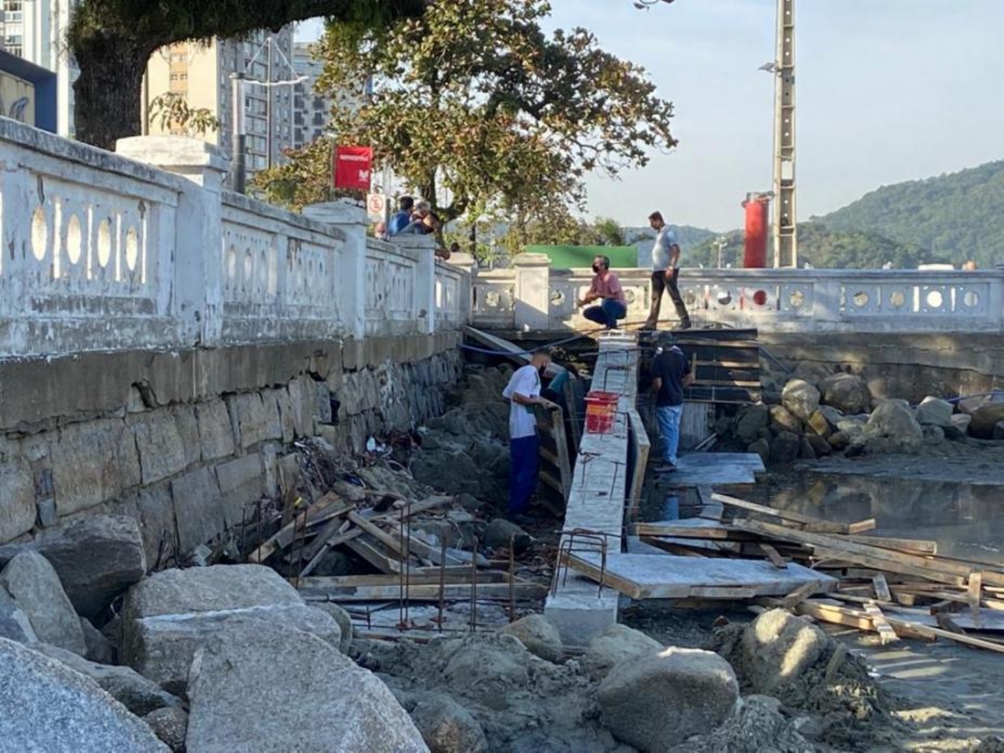 Rampa facilitará acesso de cadeirantes à praia em Santos