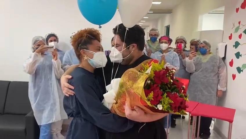 Paciente pede namorada em casamento em UPA de Santos após vencer covid-19
