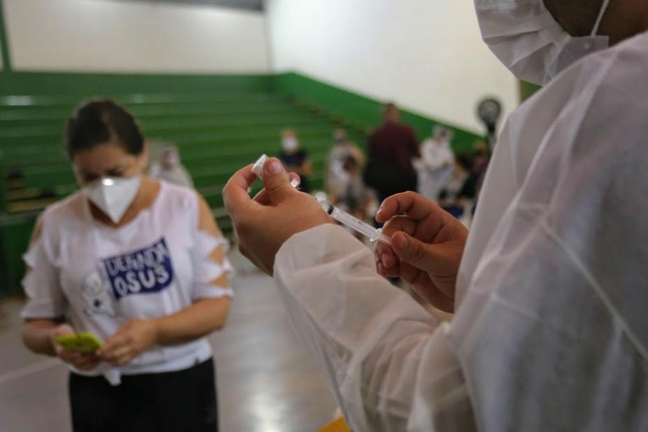 Santos segue com vacinação 40+ contra a covid-19 nesta quinta-feira