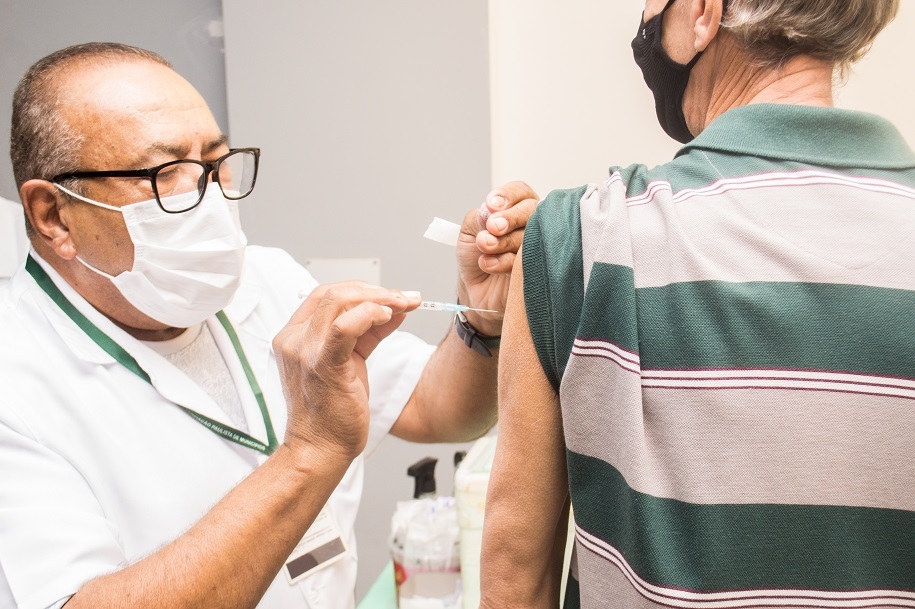 Dois públicos recebem segunda dose da vacina contra Covid-19 em São Vicente | Jornal da Orla