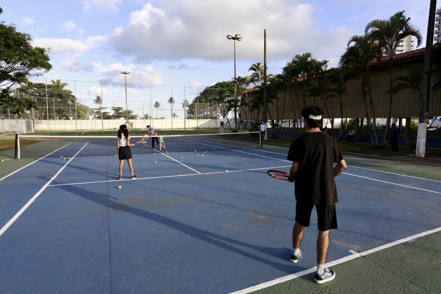 Guarujá inicia aulas de tênis de quadra pra 50+ | Jornal da Orla