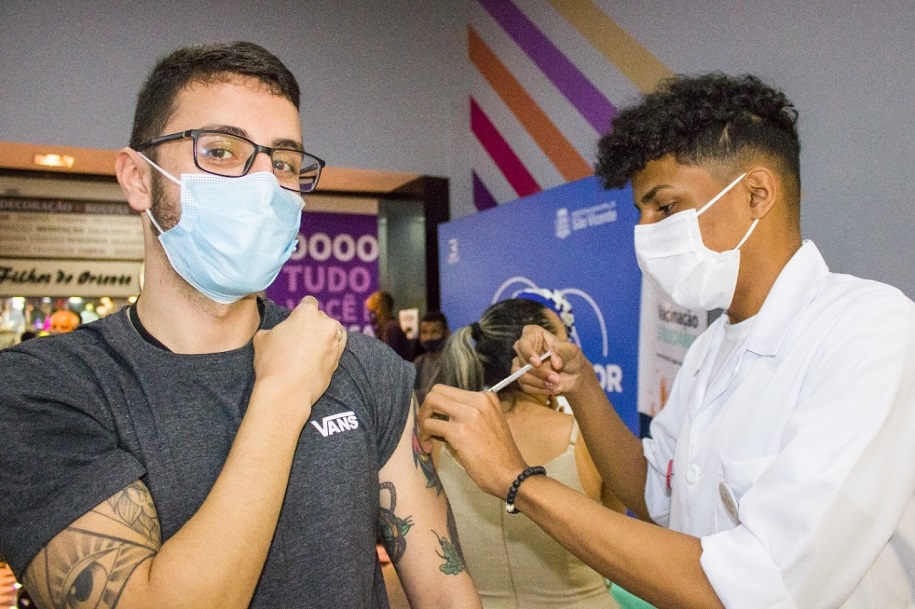 Público de 24 anos recebe vacina contra a covid-19 em São Vicente | Jornal da Orla