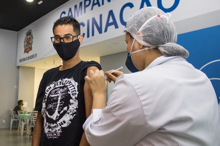 São Vicente abre vacinação contra a covid-19 para público de 23 anos