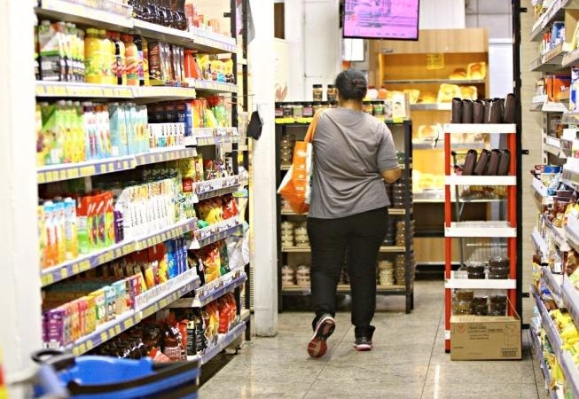 Santos recebe cartões de alimentação para 1,5 mil famílias