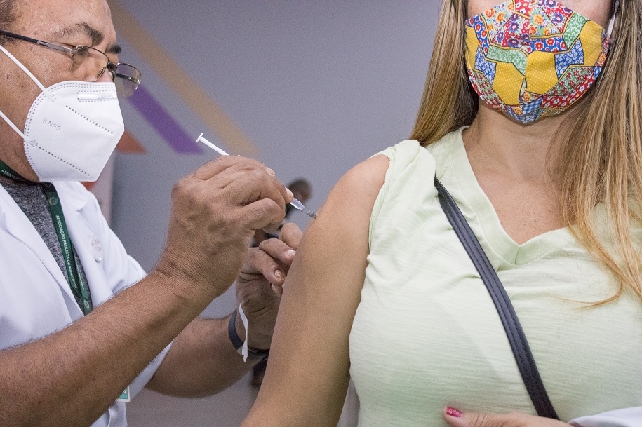SV antecipa vacina contra a covid-19 para pessoas de 36 anos