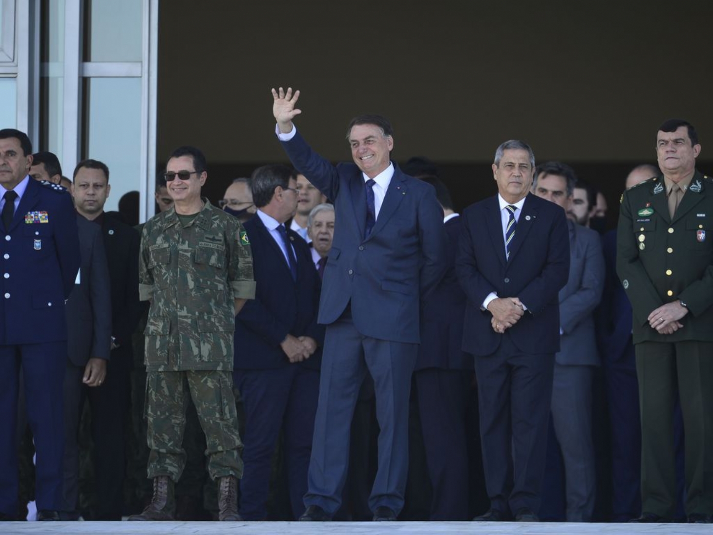 Sob polêmicas, Marinha faz desfile de blindados na Esplanada dos Ministérios com a presença de Bolsonaro | Jornal da Orla