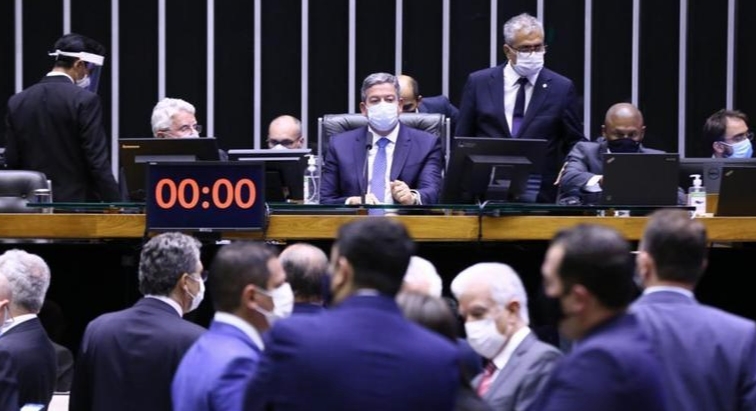 Apesar das ameaças de Bolsonaro, Câmara rejeita voto impresso