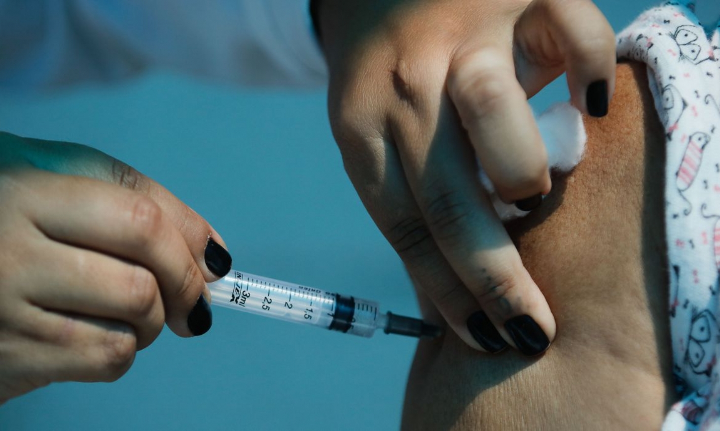 Brasil avalia aplicar dose de reforço de imunizante contra a covid-19 a público específico