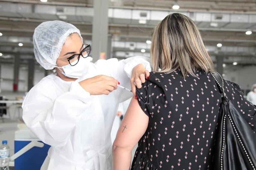 Santos atinge marca de 500 mil doses de vacinas contra a covid-19 aplicadas