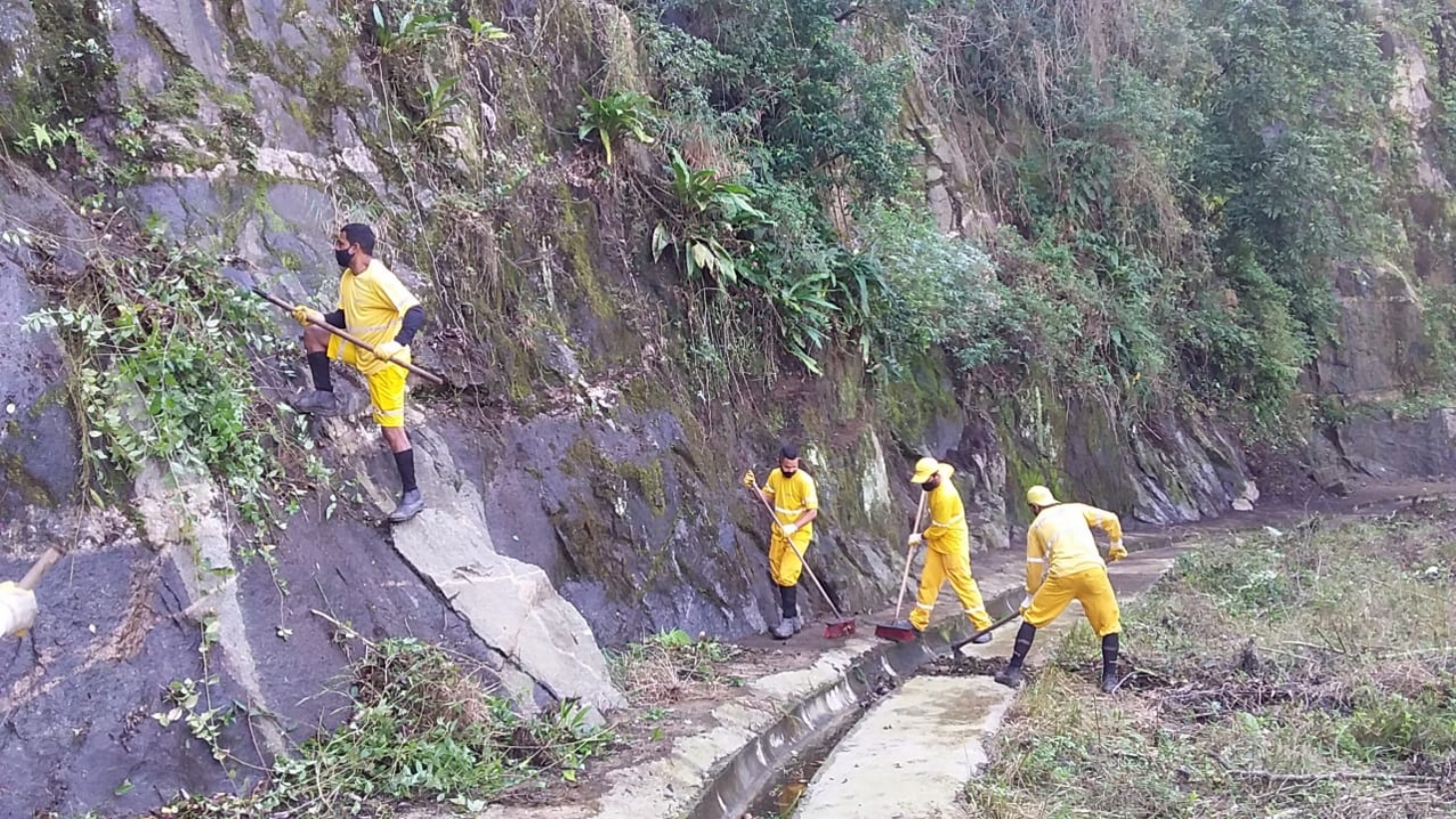 Limpeza na encosta do Monte Serrat evita risco de deslizamentos
