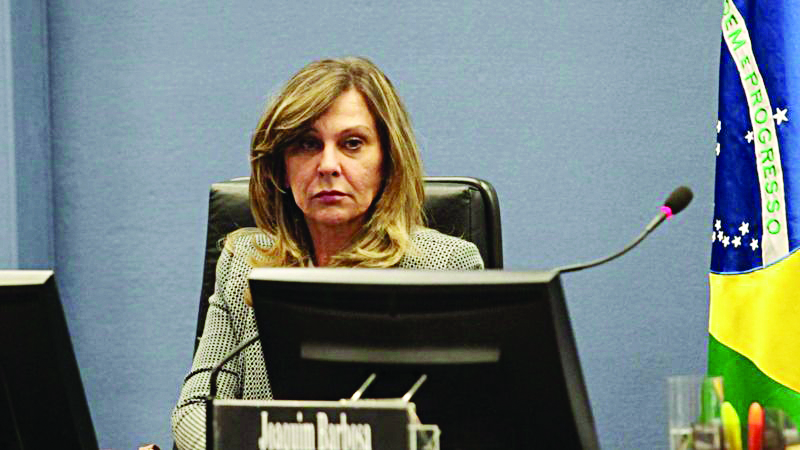 A visão seletiva de Lindôra: que coisa feia!
