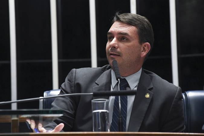 Gilmar Mendes atende defesa de Flávio Bolsonaro e adia julgamento sobre caso das chr39rachadinhaschr39 | Jornal da Orla