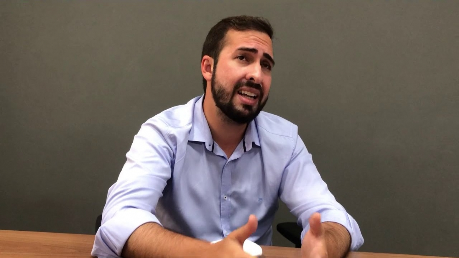 Após testar positivo para covid-19, prefeito de São Vicente trabalha de forma remota