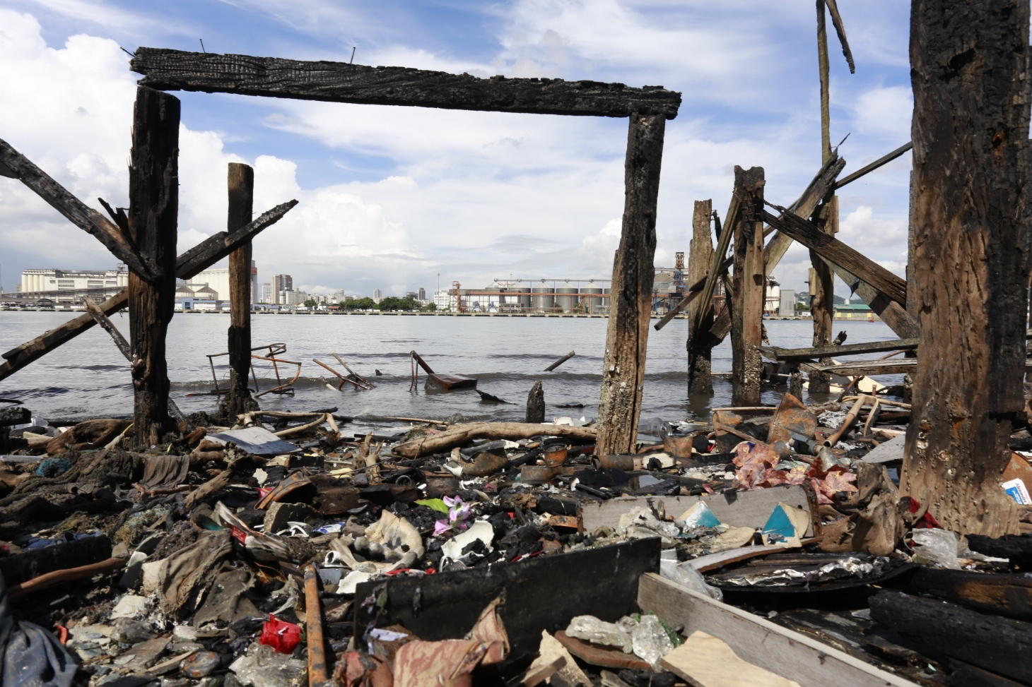 Famílias da vítimas de incêndio na Prainha assinam adesão a auxílio moradia provisório