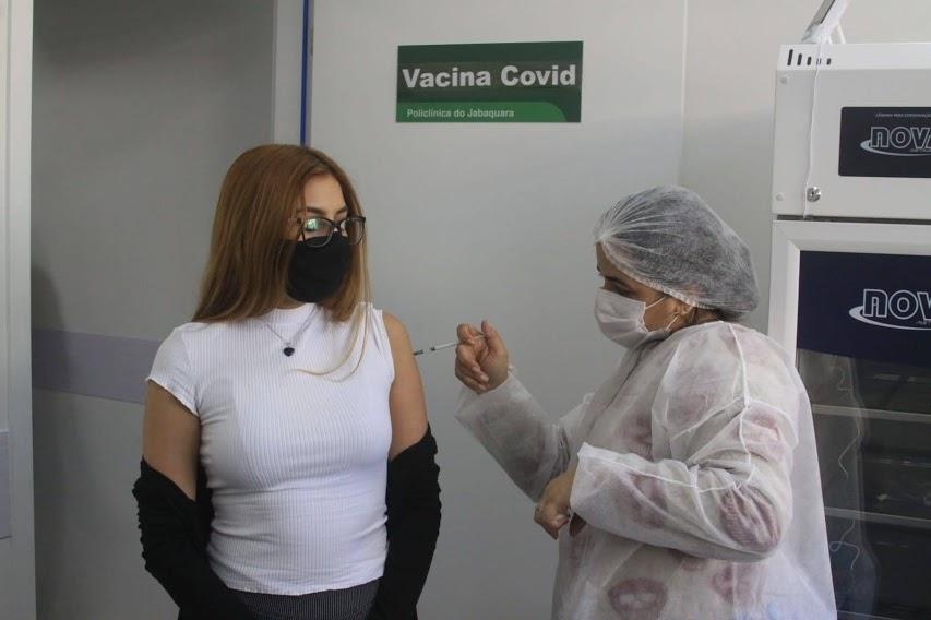 Santos vacina pessoas a partir de 24 anos contra covid-19 nesta sexta