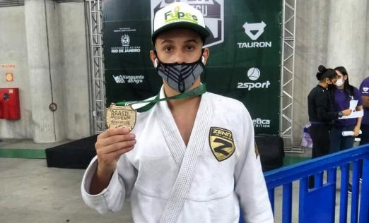 Atleta de Santos conquista dois títulos no Campeonato Brasil Open de Jiu-Jitsu | Jornal da Orla
