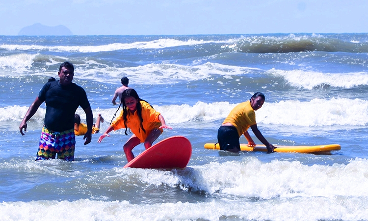 Escolinha de surf de Itanhaém está com inscrições abertas | Jornal da Orla