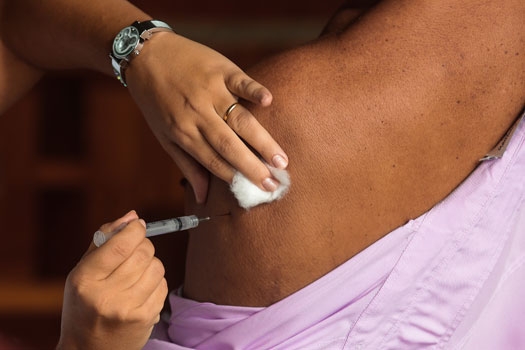 Praia Grande retoma vacinação para quem precisa tomar 2ª dose da AstraZeneca | Jornal da Orla