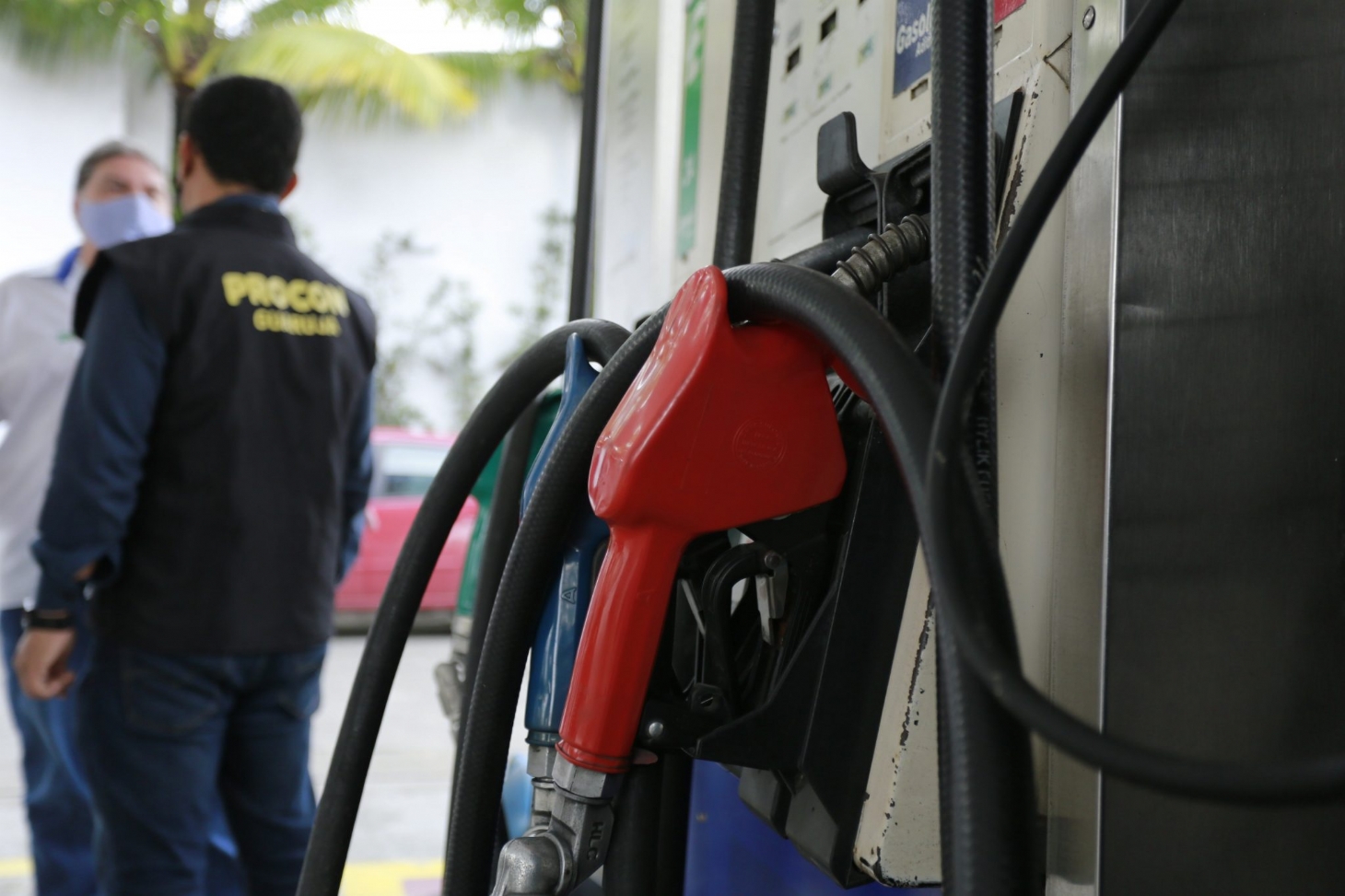 Procon Guarujá realiza fiscalização nos postos de combustíveis | Jornal da Orla