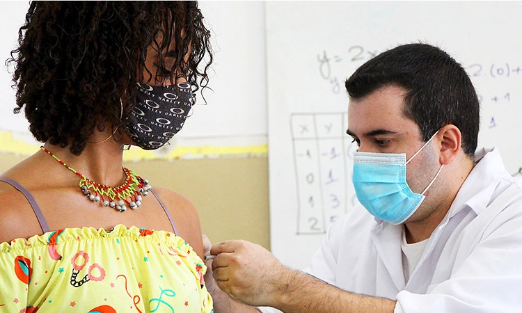 Itanhaém segue com vacinação contra a covid-19 de alunos das escolas estaduais | Jornal da Orla