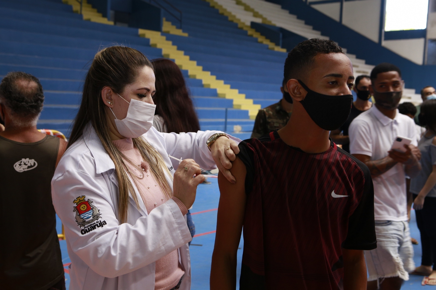 Guarujá vacina 90chr37 do público adolescente com a primeira dose | Jornal da Orla