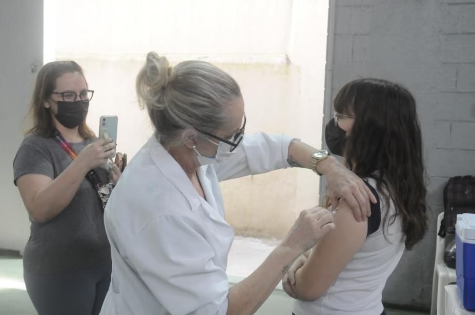 Santos segue com vacinação de adolescentes com 12 anos ou mais | Jornal da Orla