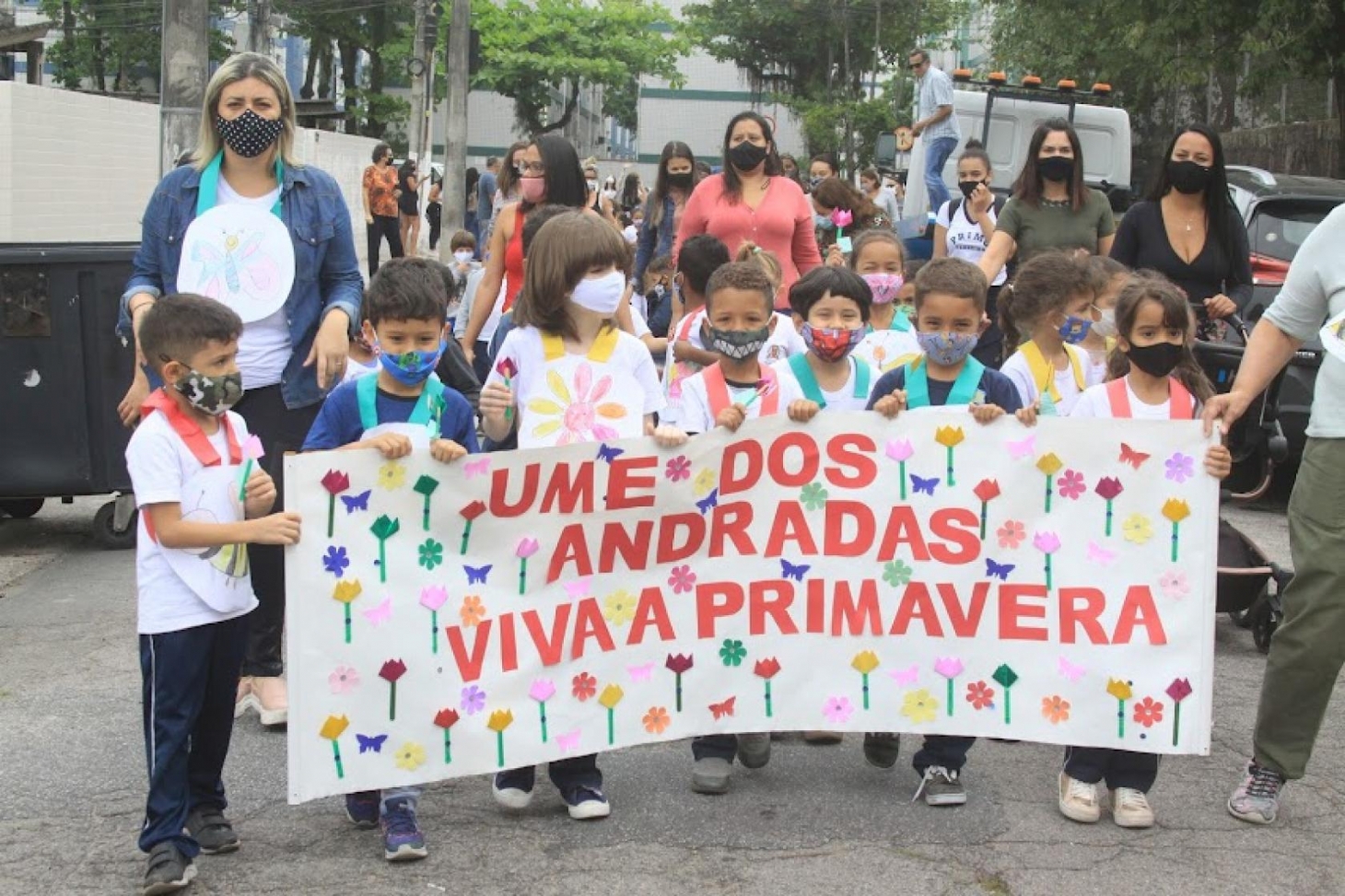 Alunos de Santos fazem Desfile da Primavera e distribuem flores | Jornal da Orla