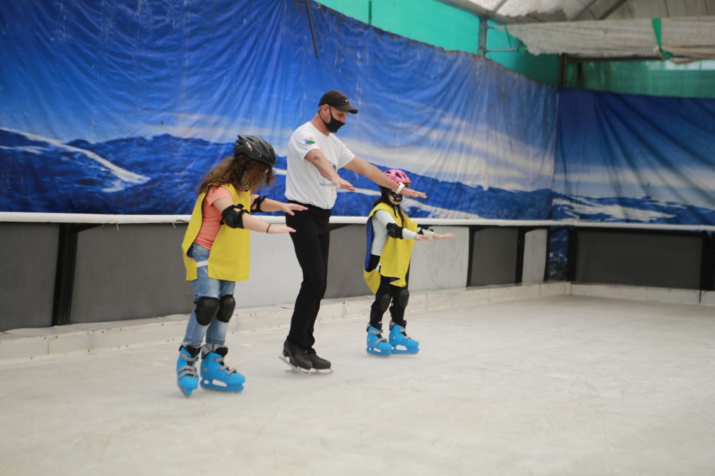 Escolinha de patinação artística tem aula inaugural em Guarujá | Jornal da Orla