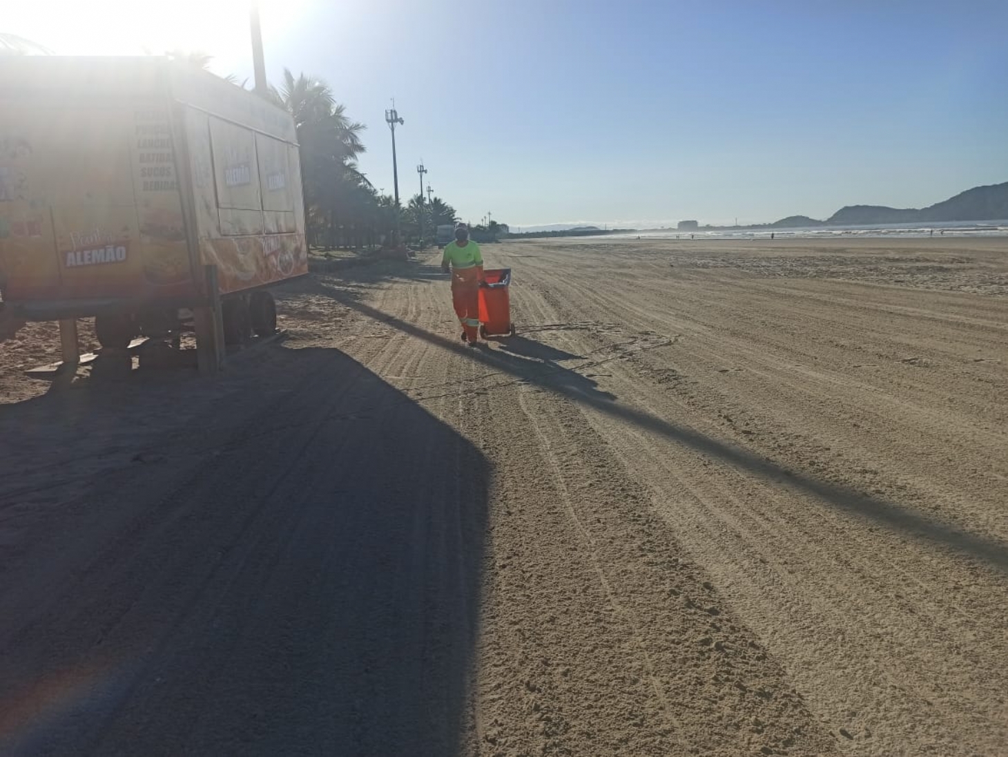 Cerca de 400 toneladas de lixo são retiradas das praias de Bertioga em agosto | Jornal da Orla