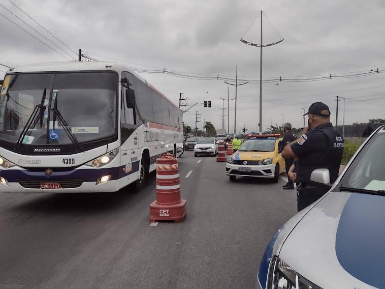 Barreira sanitária impede a entrada de 14 vans irregulares em Santos