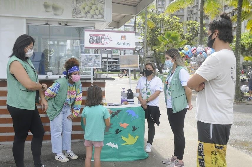 Ação em Santos orienta mais de 500 pessoas sobre doenças transmitidas por animais